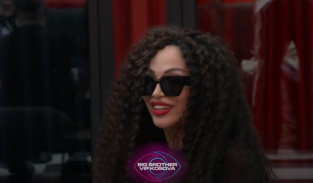 Rovena Stefa e “kall” atmosferën brenda shtëpisë (VIDEO)