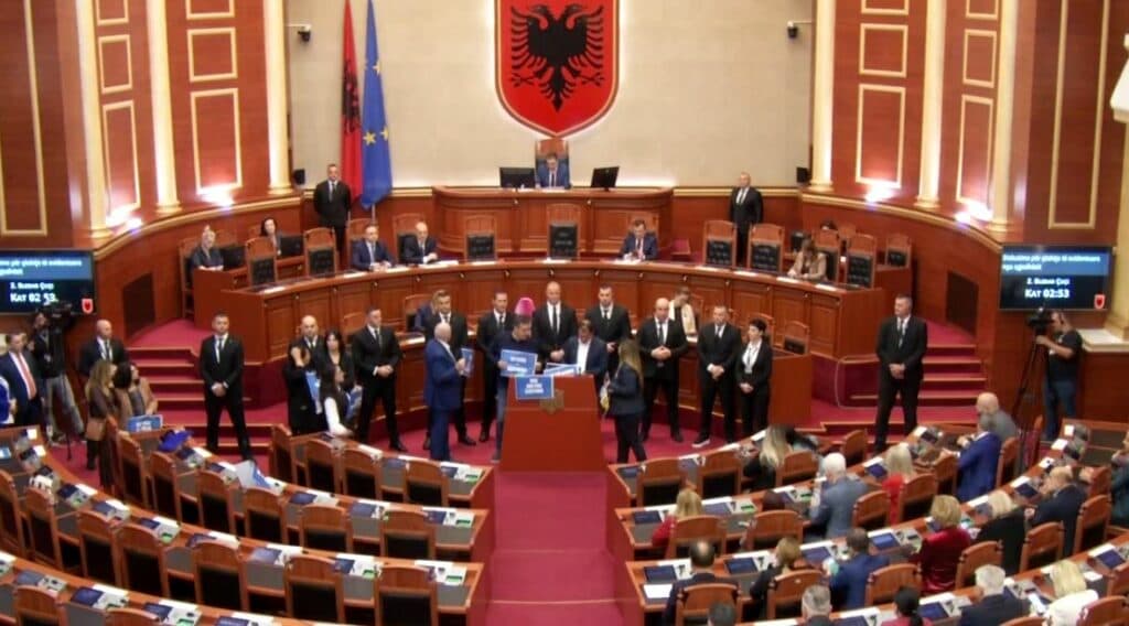 Kuvendi i Shqipërisë mblidhet sot në seancë plenare, cili është skenari i opozitës?