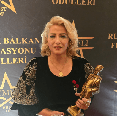 Shkurte Fejza shpërblehet me çmimin "Këngëtarja më e mirë shqiptare" në Turqi