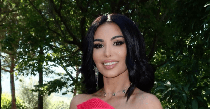 Soni Malaj po shkëlqen e veshur me fustan “pink”