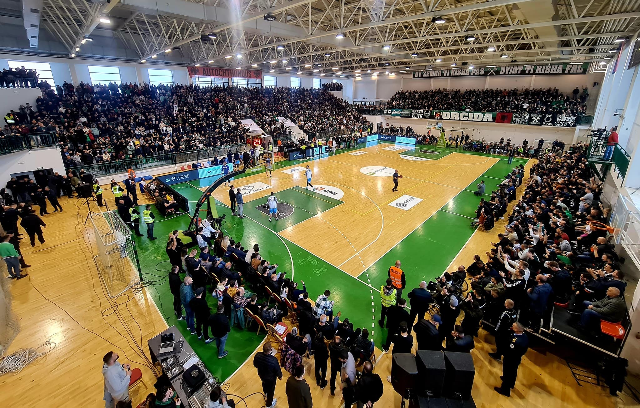 Super klasikja e basketbollit direkt në Art Motion