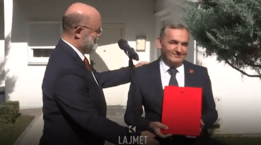Mirënjohja e veçantë, Ambasada e Shqipërisë e nderon Lulzim Tafën (VIDEO)
