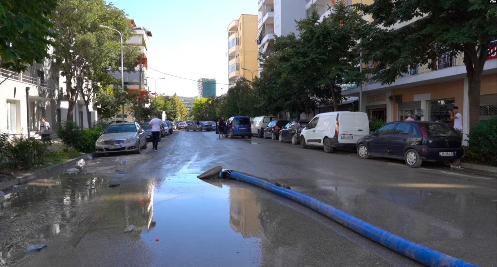 Banorët e prekur nga përmbytjet në Vlorë kërkojnë mbështetje