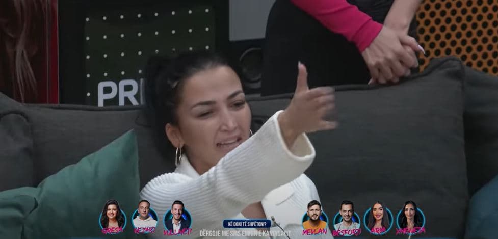 "Laje gojën”, “E fëlliqur” – degradon debati mes Gresës dhe Xhenetës (VIDEO)