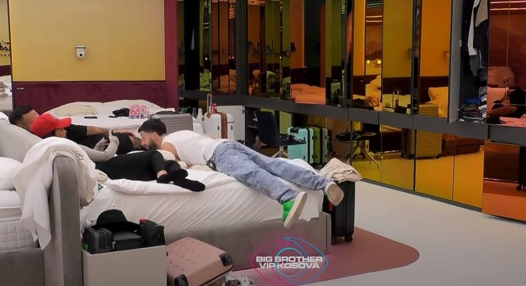 Xheneta njoftohet me njërin nga djemtë nga shtrati, por çka diskutuan? (VIDEO)