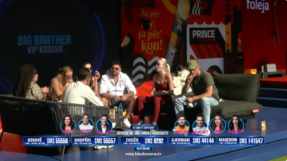 Banorët mblidhen në oborr, flasin për tema të ndryshme (VIDEO)