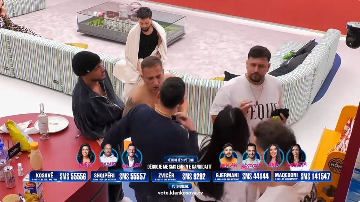 Debat i fortë mes banorëve, shkak mikrofoni (VIDEO)