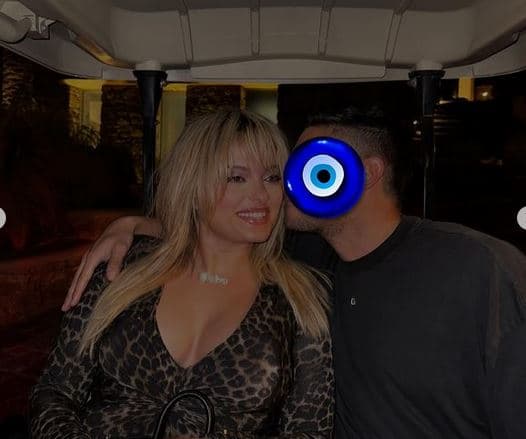 Kush është burri në krahët e Bebe Rexhës? (FOTO+VIDEO)