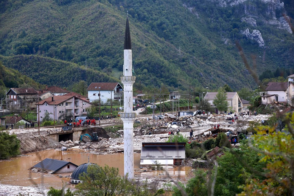 Të paktën 15 persona humbën jetën nga përmbytjet në Bosnje dhe Hercegovinë