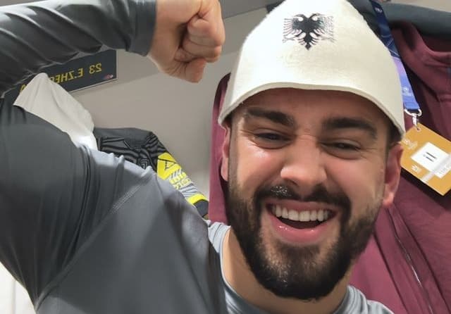 Me plis e me shqiponjën dykrenare – kështu festoi Zhegrova me shokë pas fitores ndaj Atleticos