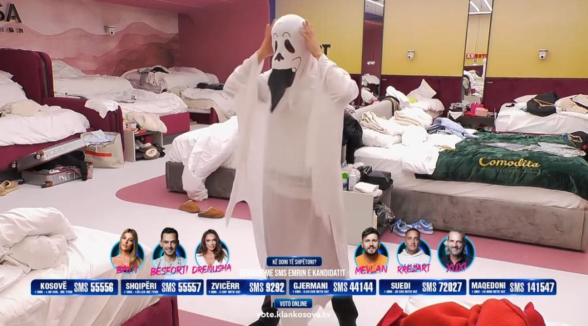Vullneti vishet me kostumin e Burimit për "Halloween" (VIDEO)