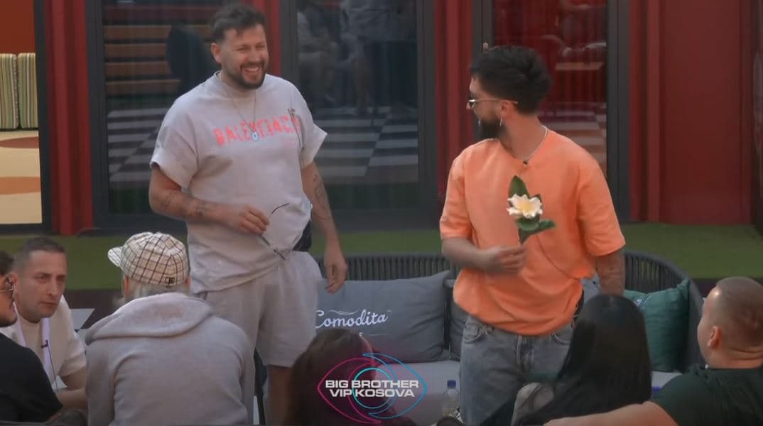 Gjesti e bën 'gjestin' romantik ndaj Xhenetës (VIDEO)