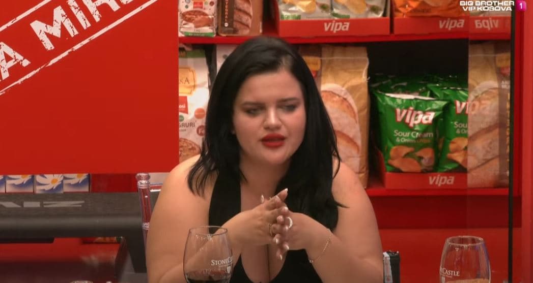 Gresa proteston në darkën e të nominuarve, çka ndodhi?! (VIDEO)