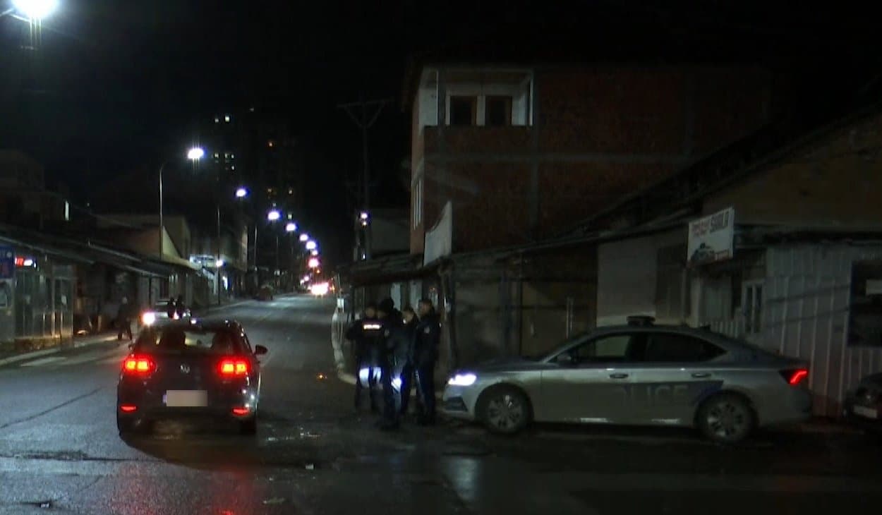 U shpohen gomat disa veturave në Lagjen e Boshnjakëve - një pamflet dyshohet të ketë qenë shkaktari