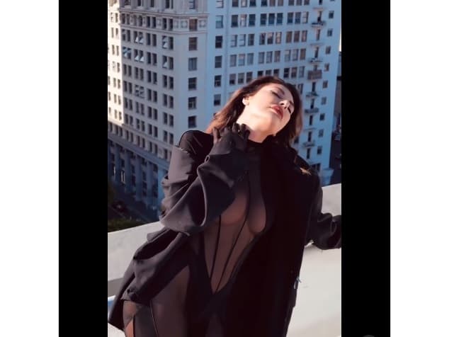 Një shfaqje sensuale nga Angela Martini (VIDEO)