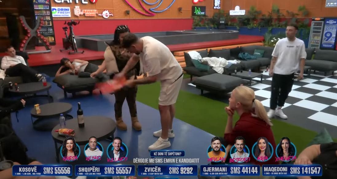 "Kujdes, po më lëndon", Gresa e ashpër me Mevlanin teksa ai tenton ta "qetësojë" (VIDEO)