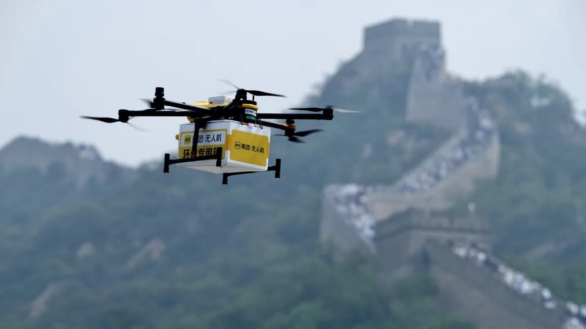 Përvoja unike në murin kinez, dronët ofrojnë ushqim për turistët