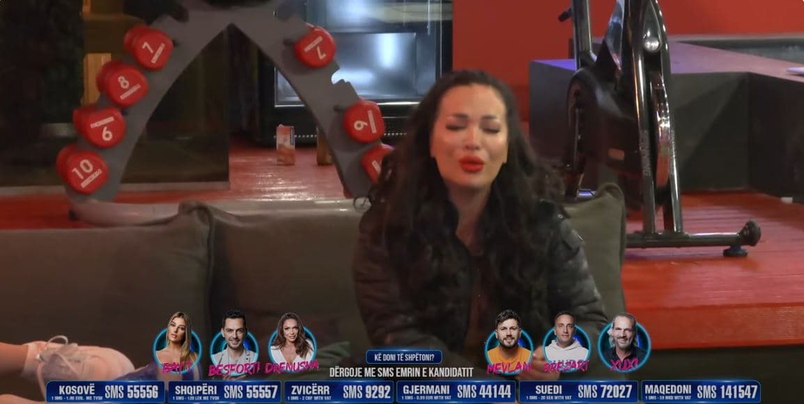 Rovena e këndon hitin “Malli”, banorët e duartrokasin (VIDEO)