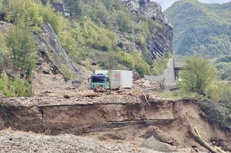 Përmbytjet në Bosnje: Rruga mes Mostarit dhe Sarajevës e shkatërruar plotësisht