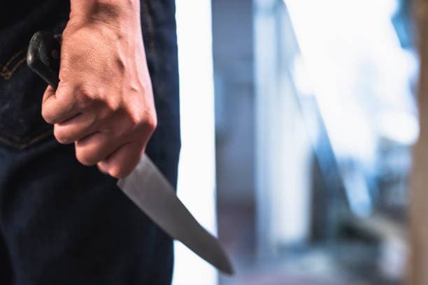 Sulmohet me thikë dhe grabitet një shtetase e huaj në Prishtinë