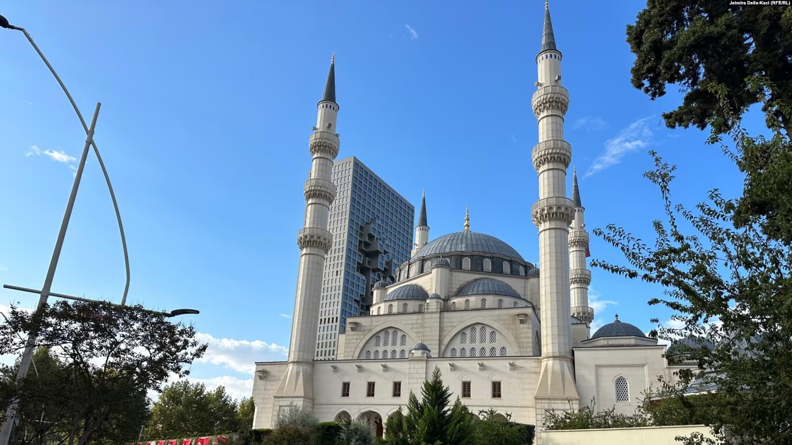 Tiranë: Përurimi i Xhamisë së Namazgjasë dhe kundërshtitë rreth saj