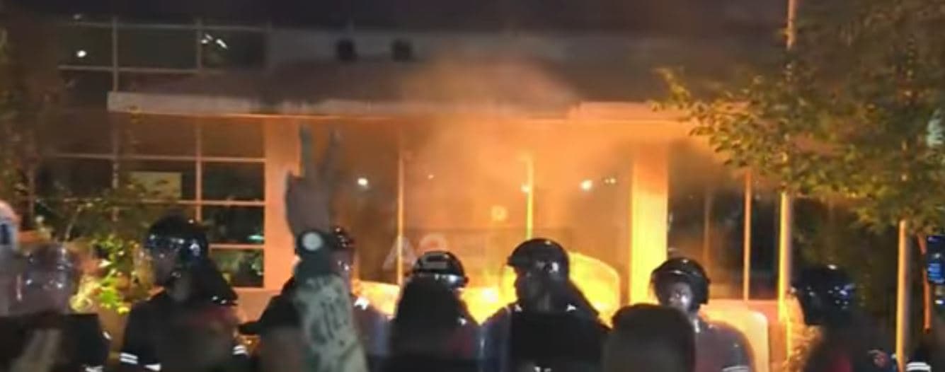 Zjarr në "shtëpinë" e Edi Ramës, protesutesit gjuajnë me molotov objektin e PS-së
