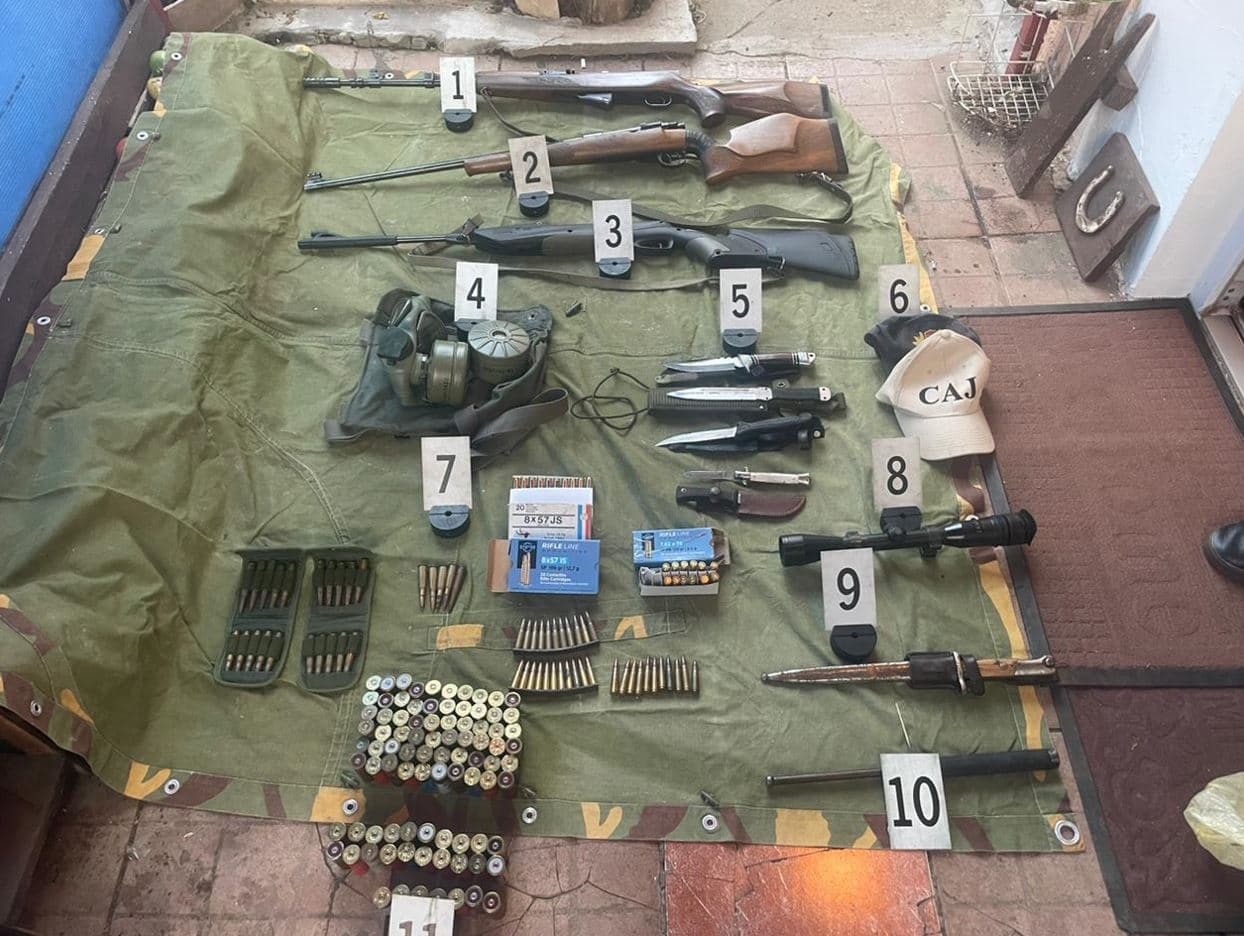 Leposaviq: Arrestohet një person, i gjenden disa armë pa leje