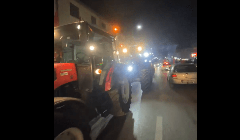 Llapi ia shtron Festës së Flamurit me traktorë (VIDEO)