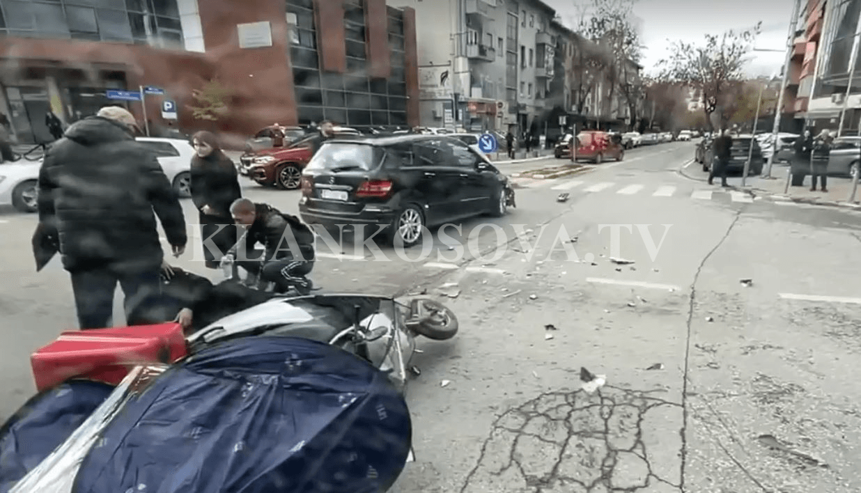Aksident mes një veture dhe motoçiklete në kryeqytet, lëndohet një person