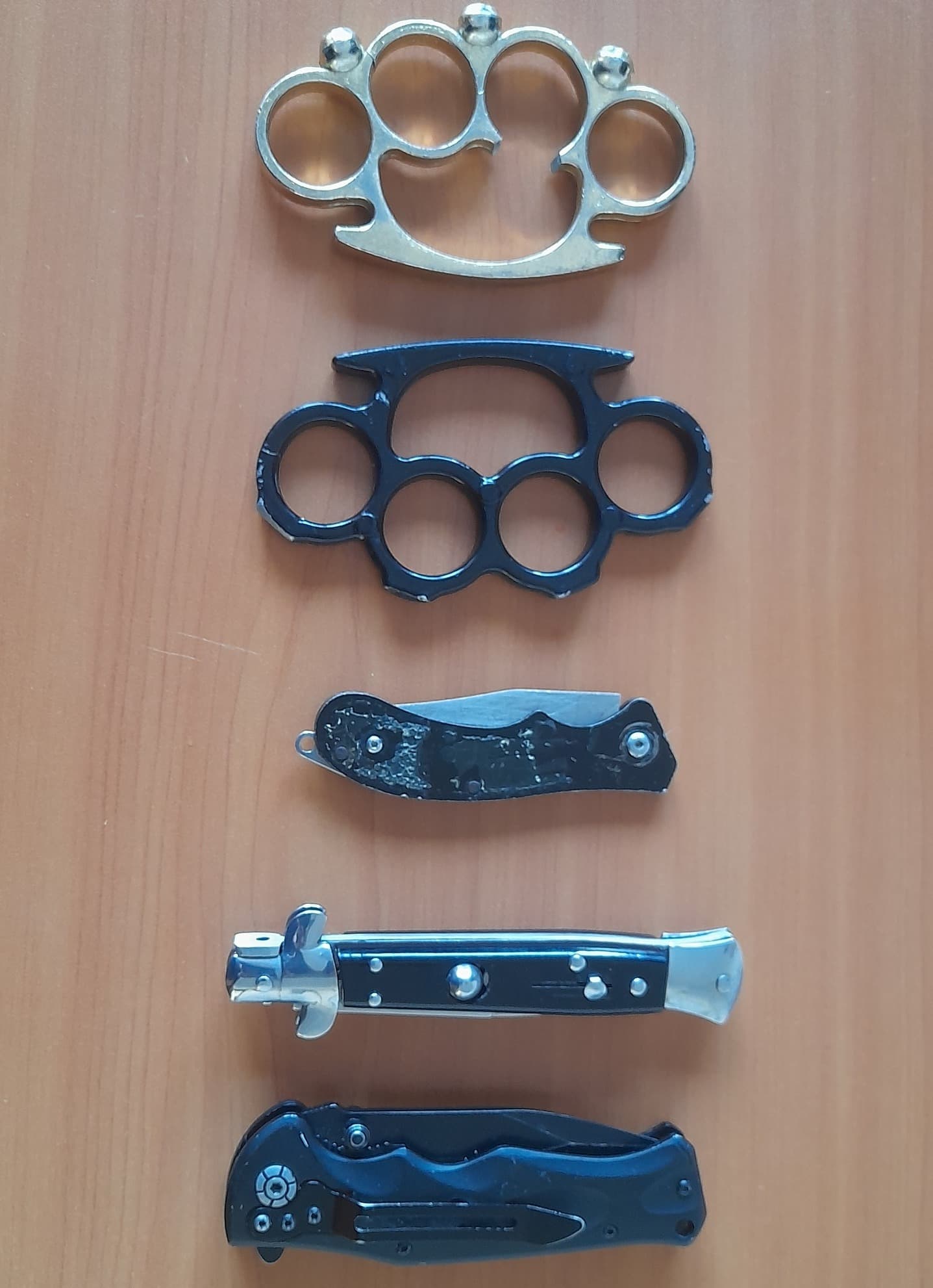 Mitrovicë: Policia kontrollon shkollat, në posedim të nxënësve gjen tre thika dhe dy boksa të hekurit