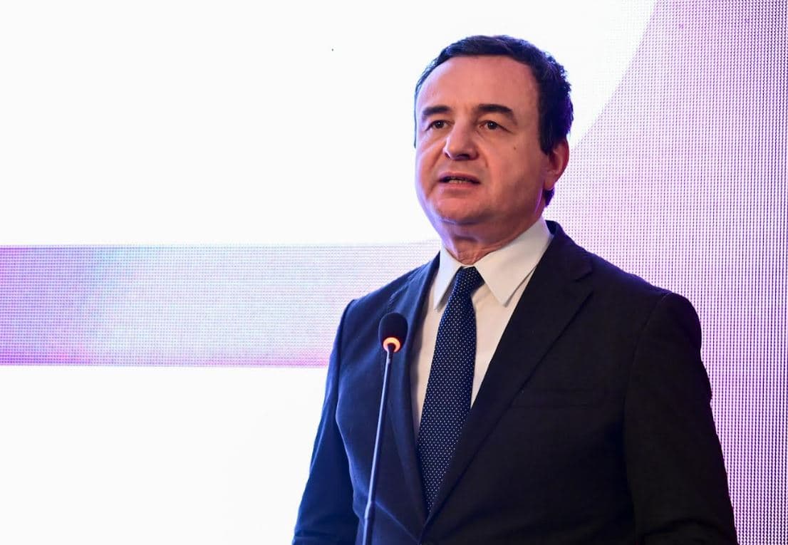 Kurti apel për UEFA-n dhe FIFA-n pas thirrjeve anti-Kosovë në Rumani: Mos lejoni këso gjëra