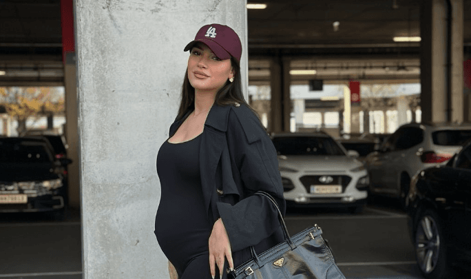 Alisa ekspozon barkun e rrumbullakosur para pasqyrës