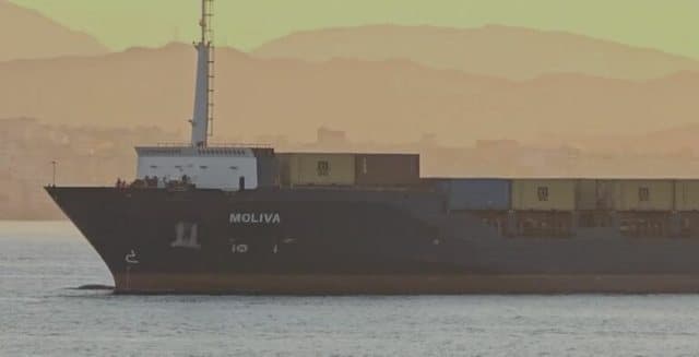 Anija me mbetjet e dyshuara si të rrezikshme ankorohet në portin e Durrësit