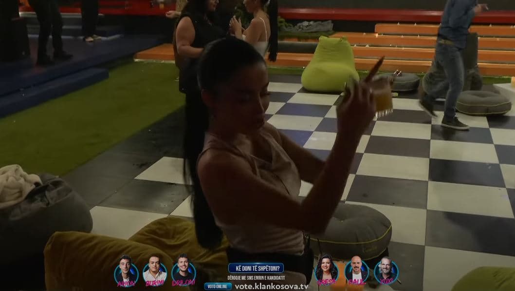 Anisa e kallë atmosferën me lëvizje sensuale! (VIDEO)