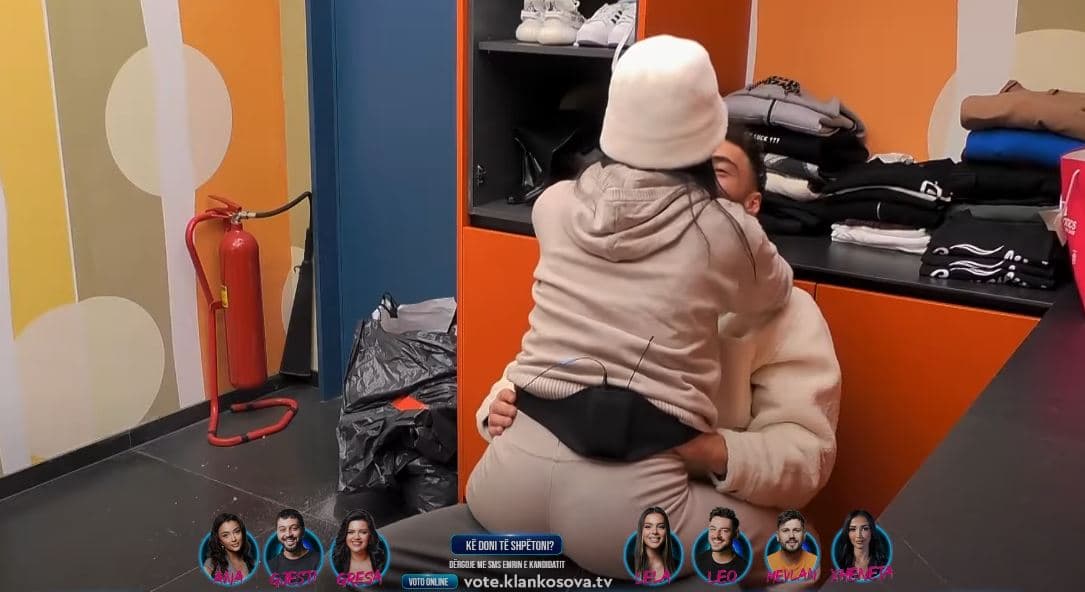 Tension mes Dianës dhe Arionit, puthen e përqafohen pareshtur (VIDEO)