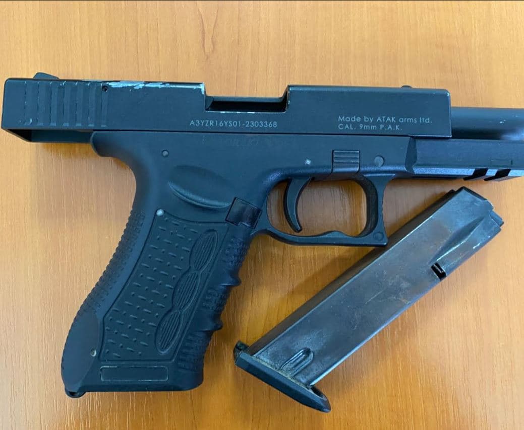 Policia arreston një person në kryeqytet, i sekuestron pistoletën, 24 fishekë dhe thikën