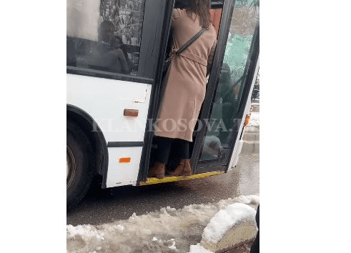 Stërmbushet autobusi i linjës 3A në kryeqytet, rrezikohen pasagjerët (VIDEO)