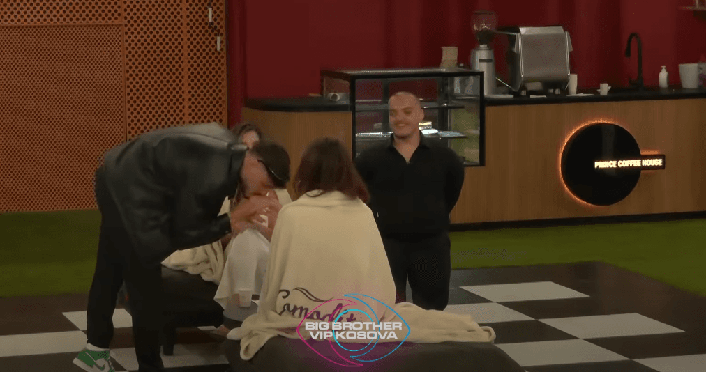 Leo ia puth dorën Lelës dhe Anës dhe u kërkon falje