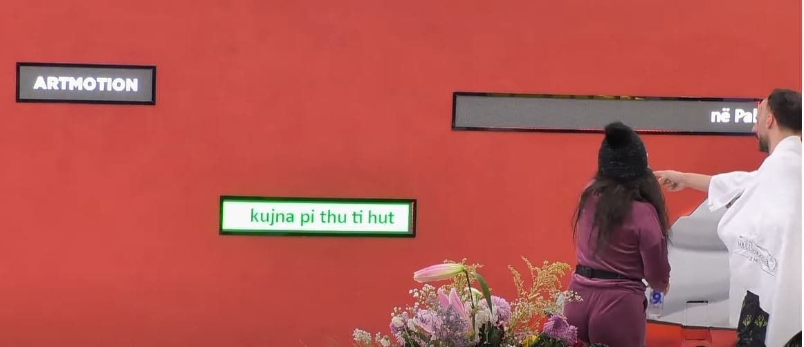 "Mos u huto", banorët vrapojnë tek ekrani i "Artmotion" për të kuptuar fjalinë e re
