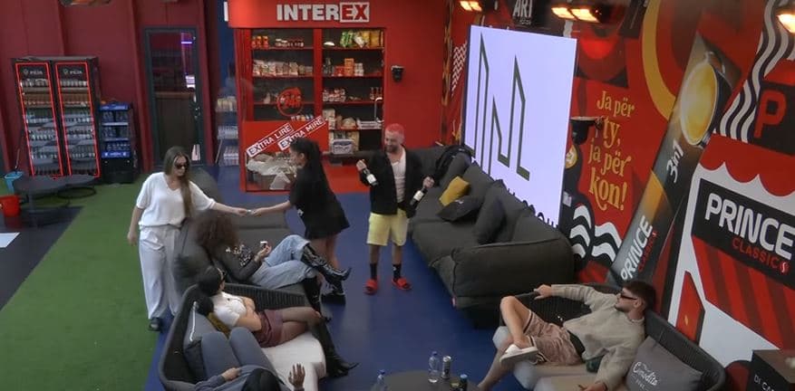 "I ke fshehur shishet e verës", për çfarë po diskutojnë banorët në shtëpi (VIDEO)