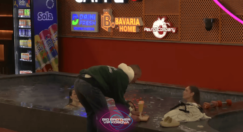 Vazhdon kujdesi ndaj vajzave - Vullneti iu dërgon pije në pishinë