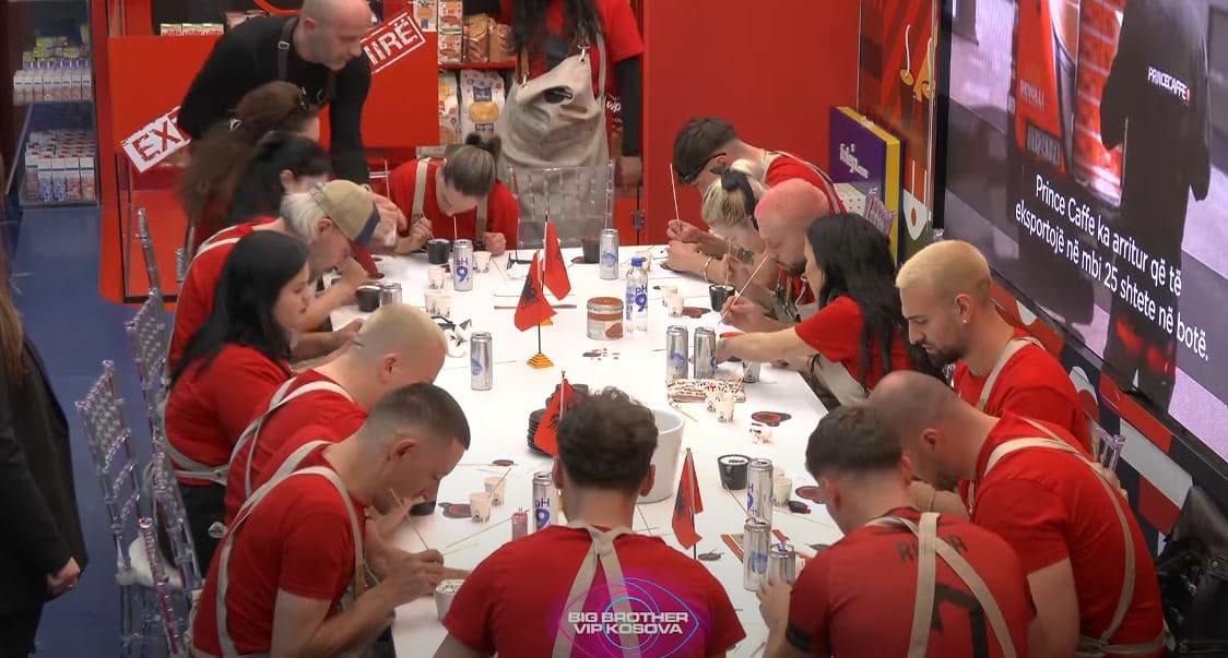 Banorët krijojnë shqiponjën në kafen e 'Prince Caffe' (VIDEO)