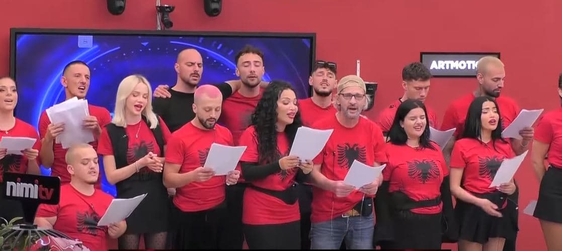 “Mora fjalë” gjëmon në shtëpi, banorët e këndojnë njëzëri (VIDEO)