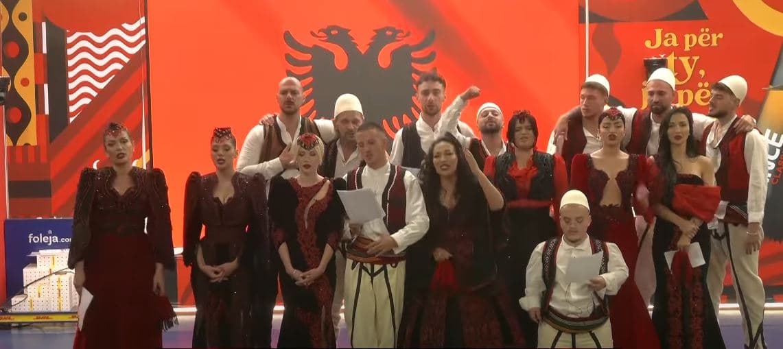 Banorët mbyllin programin me këngën ikonike të Ilir Shaqirit, “Komandant” (VIDEO)