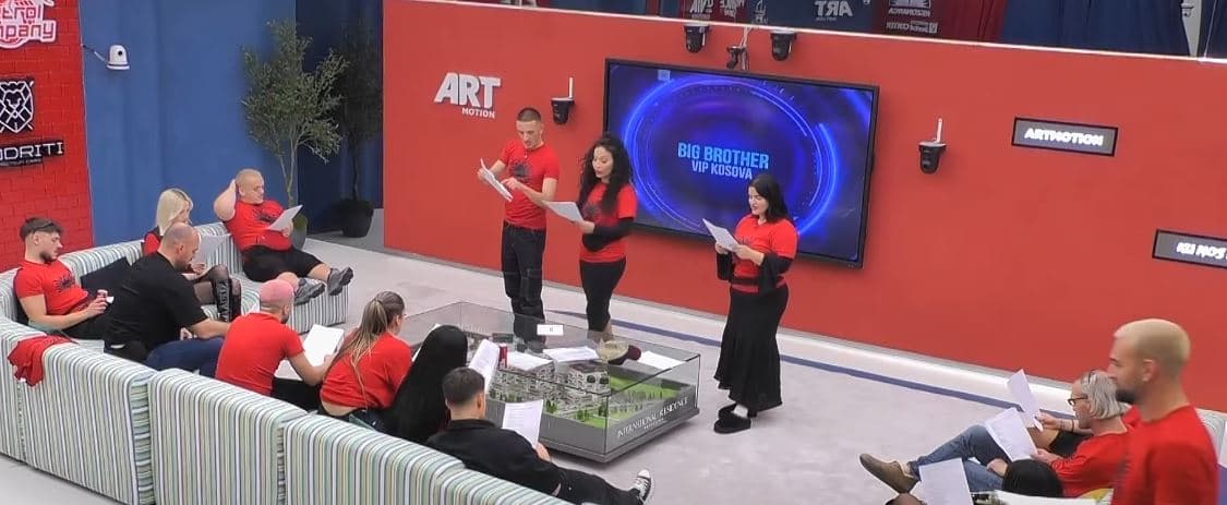 Banorët e ushtrojnë së bashku këngën "Komandant" (VIDEO)