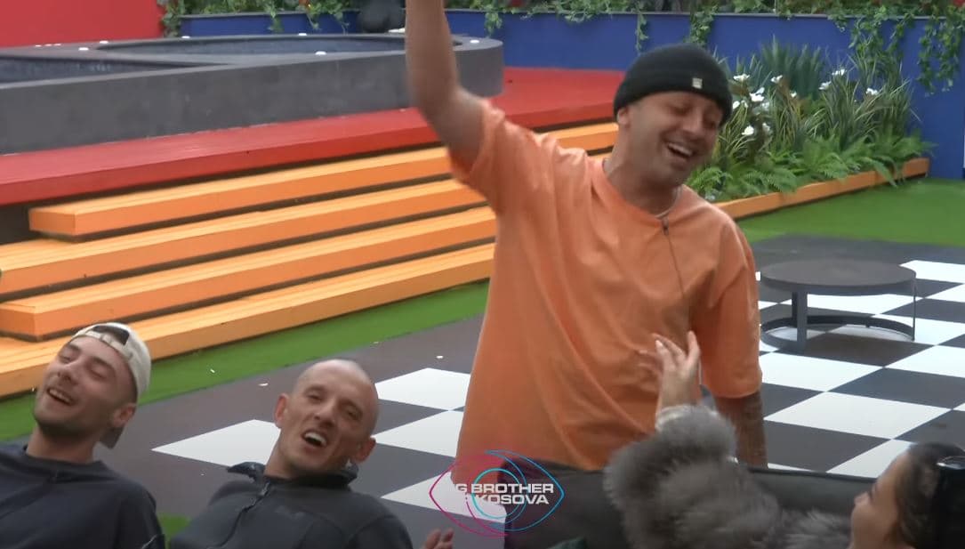 Banorët e shtëpisë më të madhe në vend, relaksohen duke kënduar (VIDEO)
