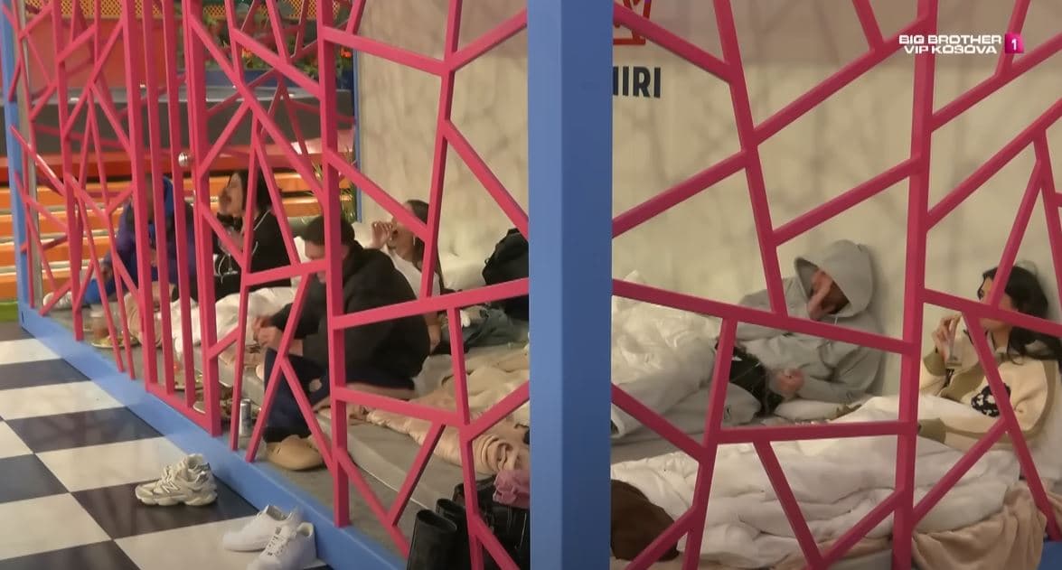 Banorët e 'ngujuar' dhe ata në 'liri' përplasen mes vete (VIDEO)