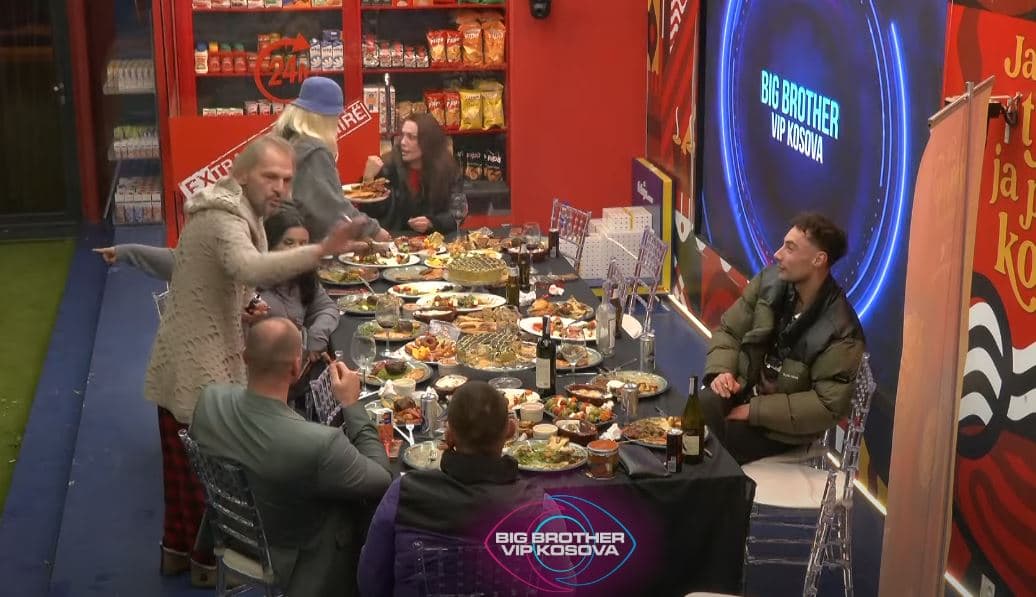 Xuxi nuk mund të flet me banorët, ata e ngacmojnë vazhdimisht (VIDEO)