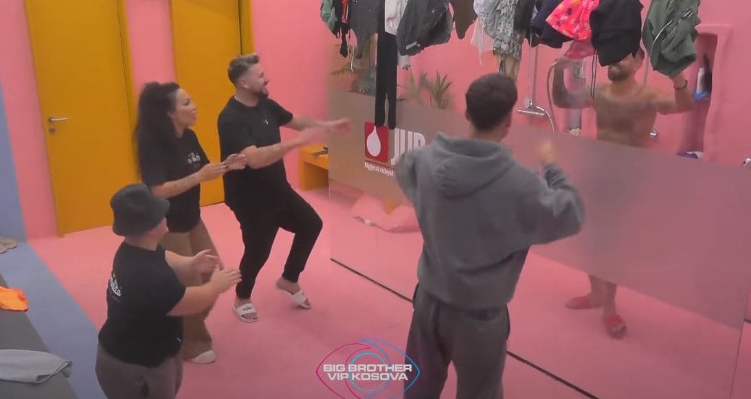 Banorët i këndojnë Kevinit teksa ai pastrohet (VIDEO)
