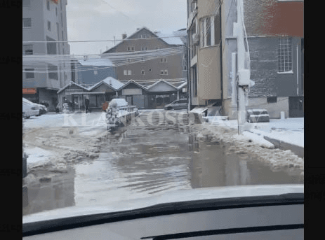 Banorët e Fushë Kosovës ankohen se reshjet krijuan vështirësi për qarkullimin e këmbësorëve (VIDEO)